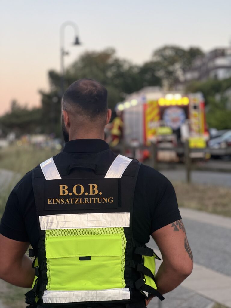 Feuerwehreinsatz wird mit einem Brandschutzhelfer koordiniert